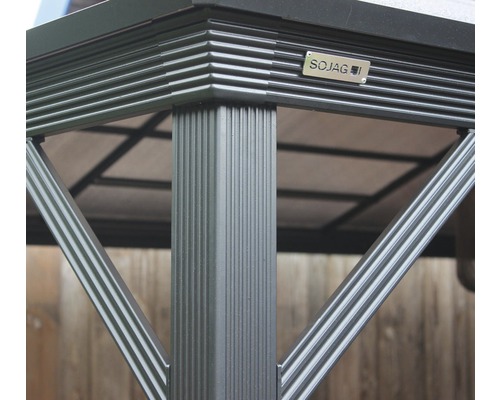 Vue détaillée d''un pavillon avec pilier, supports et logo Sojag.