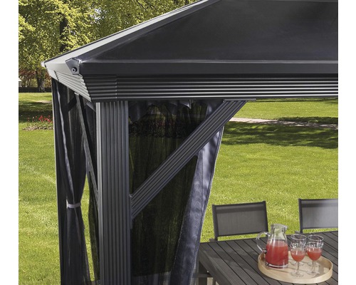 Gros plan d''un pavillon avec rideaux et mobilier de jardin