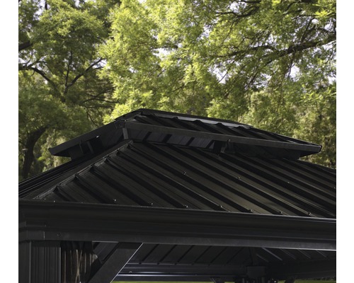 Gros plan du toit d''un pavillon de jardin.