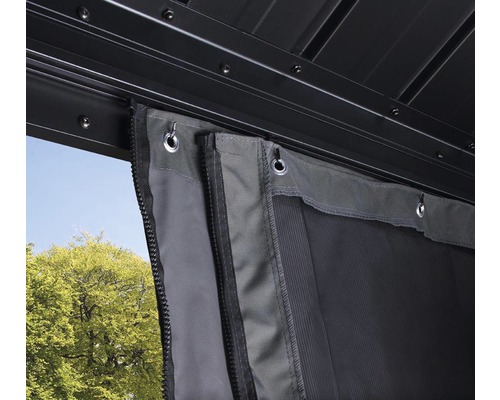 Vue détaillée du pavillon avec rideaux et moustiquaire