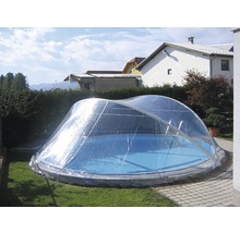Schwimmbadabdeckung über einem runden Pool im Garten