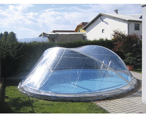 Couverture de piscine sur une piscine ronde dans le jardin
