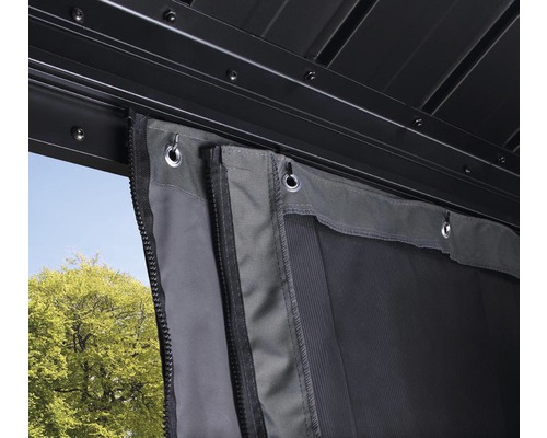 Vue détaillée d''un pavillon avec fermeture éclair et rideaux en maille