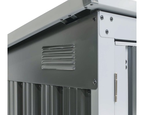 Detailansicht eines Metallgartenhauses mit Belüftung