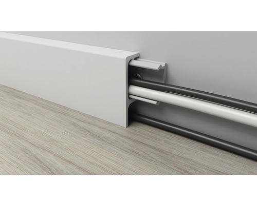 Plinthe avec goulotte pour la pose de câbles