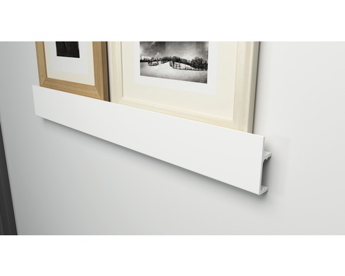 Tringle murale avec deux cadres sur un mur