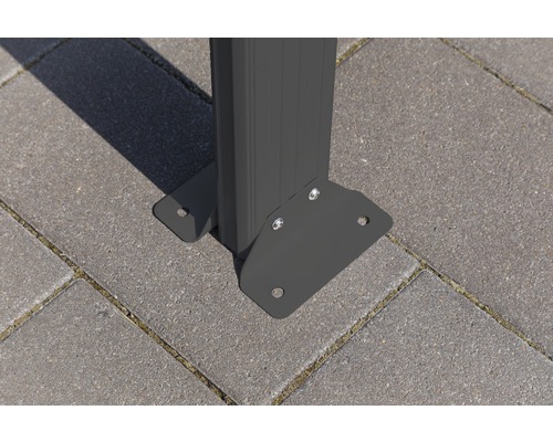 Vue détaillée d''un pied de pavillon avec plaque de montage sur des pavés.