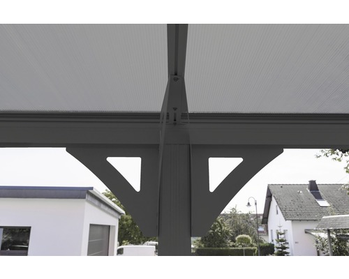 Vue détaillée d''un toit de terrasse avec poteaux de soutien et plaques de toit