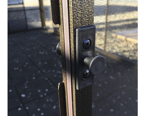 Vue détaillée d''un loquet de fermeture sur une moustiquaire