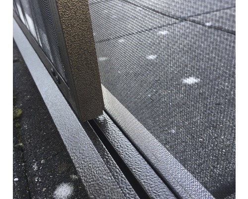 Vue détaillée d''une moustiquaire dans un cadre.