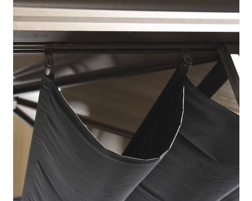 Vue détaillée d''un pavillon avec des rideaux en tissu sur un rail