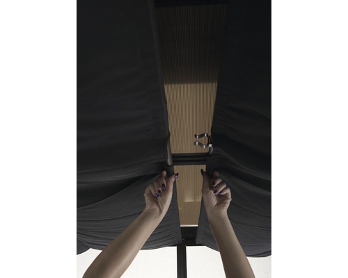 Gros plan d''une personne fixant un rideau de pavillon sur un rail.