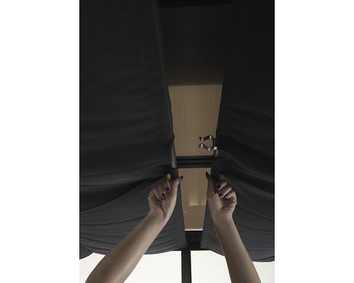 Vue détaillée d''un pavillon avec rideaux et clips de fixation