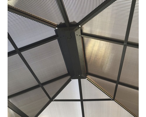 Vue détaillée du toit du pavillon avec cadre en métal et plaques ondulées