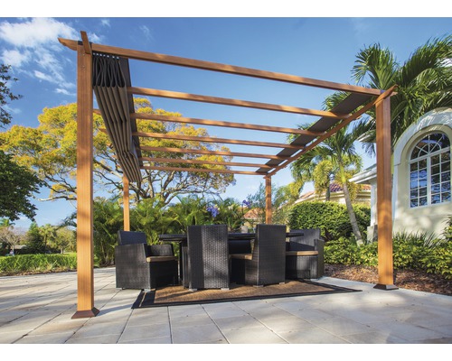 Pergola en bois avec protection solaire extensible et groupe de sièges dans le jardin