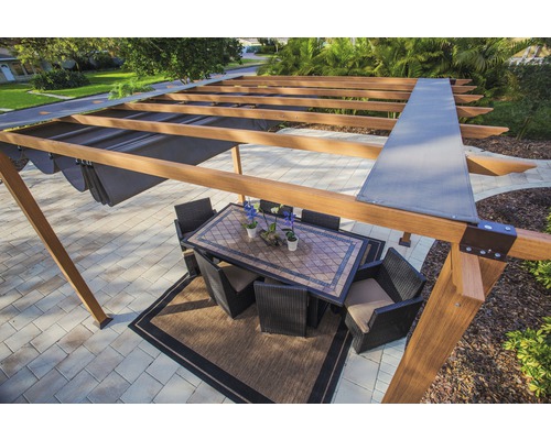 Pergola avec table à manger et chaises dans le jardin