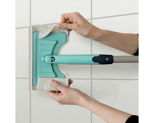 Wischer mit Bezug wird von Händen gehalten.