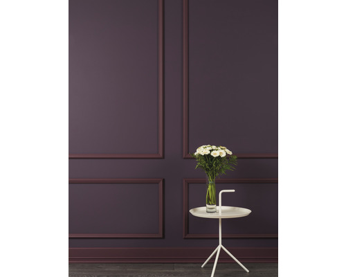 Décoration murale avec moulures et table d''appoint blanche avec vase de fleurs