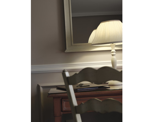 Scène avec une table, un miroir et une lampe.