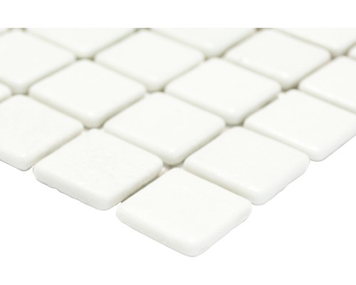 Gros plan de carreaux de mosaïque carrés blancs