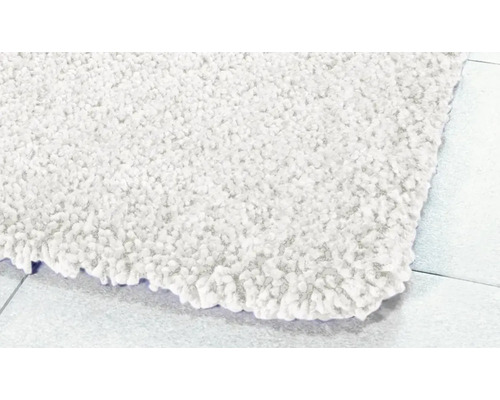 Tapis de bain doux sur carrelage de salle de bain
