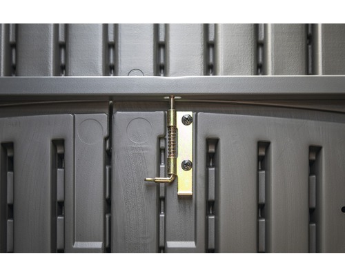 Vue détaillée du loquet d''une armoire à outils