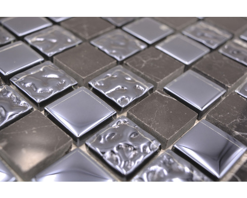 Quadratische Mosaikfliesen aus Stein und Metall