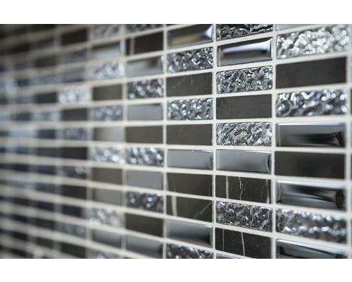 Mur de carreaux de mosaïque avec des carreaux rectangulaires de différentes textures