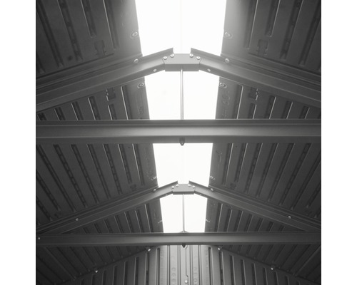 Vue intérieure d''une remise avec fenêtres de toit.