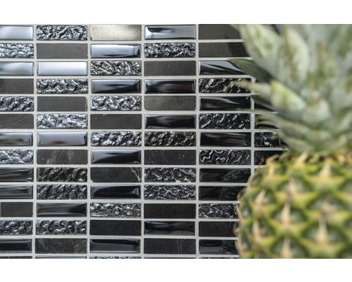 Mosaïque de carreaux muraux en verre et pierre naturelle dans la salle de bain.