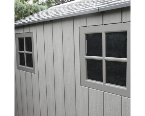 Détail d''un abri de jardin avec deux fenêtres