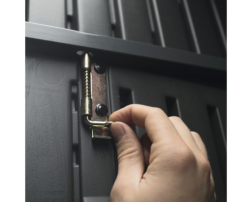 Gros plan d''un verrou manuel sur une remise de jardin