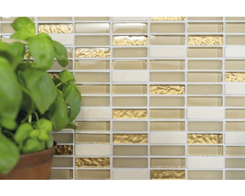 Mur de carreaux de mosaïque avec des accents de verre et d''or et un plant de basilic en pot