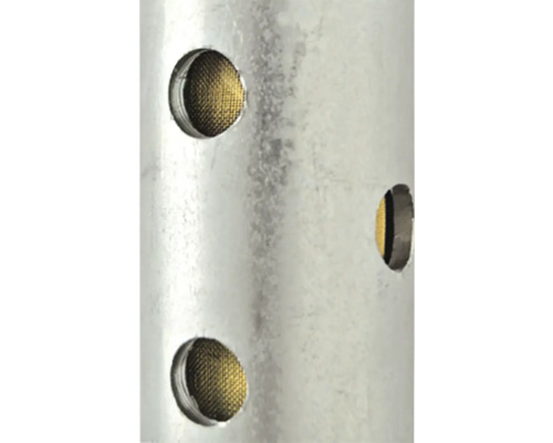 Gros plan d''un tube métallique avec des ouvertures de tamis rondes