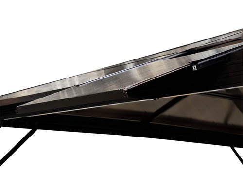 Gros plan d''un pavillon avec fenêtre de toit ouverte pour la ventilation