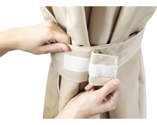 Gros plan sur un tissu de store beige fixé par une fermeture Velcro.