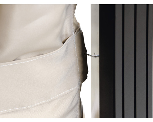 Gros plan sur un tissu avec crochet de fixation