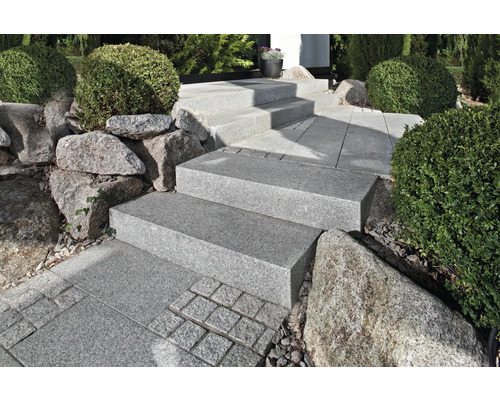 Treppe aus Granit im Garten