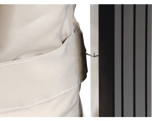 Gros plan d''une housse en tissu fixée avec un crochet