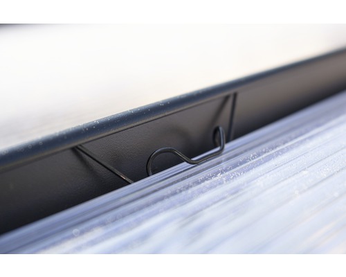 Gros plan d''un clip de montage sur une plaque alvéolaire