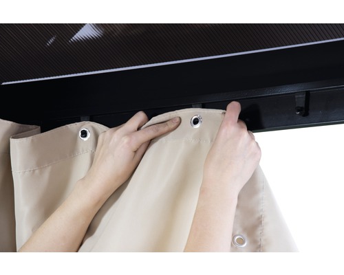 Installation de parois latérales de pavillon avec suspension à œillets