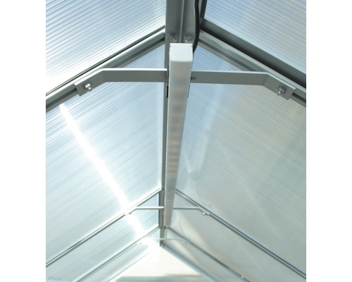 Vue intérieure d''une serre avec des plaques en polycarbonate et un éclairage LED