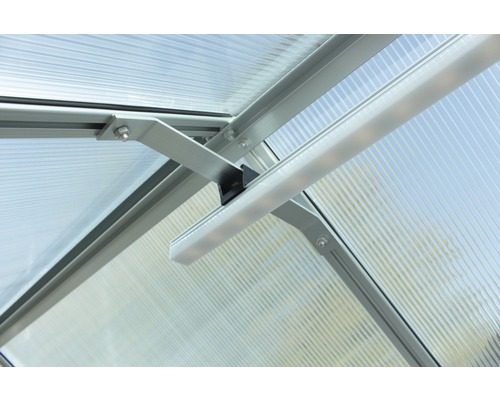 Vue intérieure d''une serre avec éclairage LED et cadre en aluminium