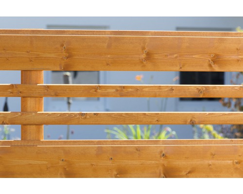 Holzzaun mit horizontalen Brettern