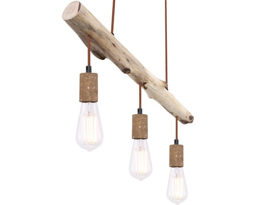 Hängelampe mit drei Glühbirnen an einem Holzstamm