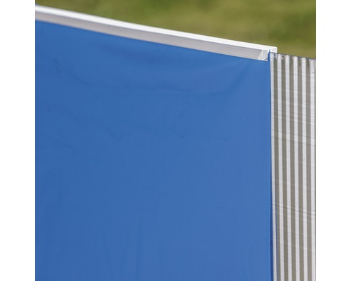 Detailansicht einer Sichtschutzwand mit Füllung und Streifen