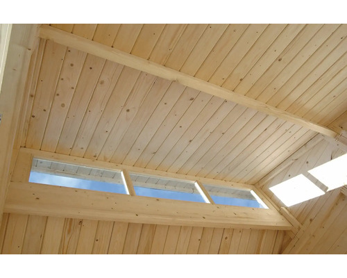 Vue intérieure d''une maison en bois avec lambris et fenêtres