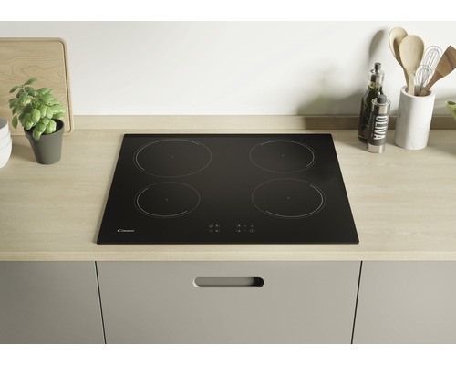 Schwarzes Kochfeld mit vier Kochzonen in einer Küche