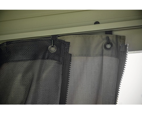 Detailansicht eines Pavillons mit Moskitonetz und Vorhang mit Reissverschlussaufhängung