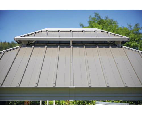 Vue détaillée du toit métallique d''un pavillon